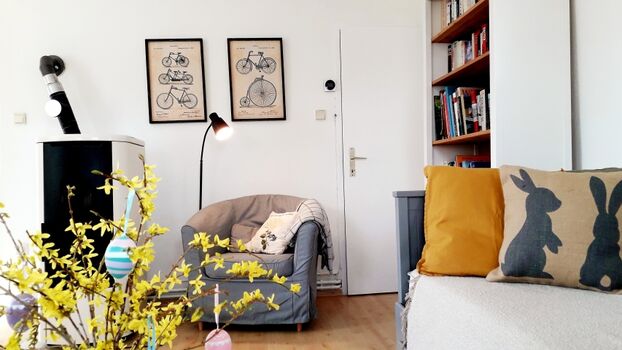 Leseplatz neben dem Schwedenofen im Wohnzimmer