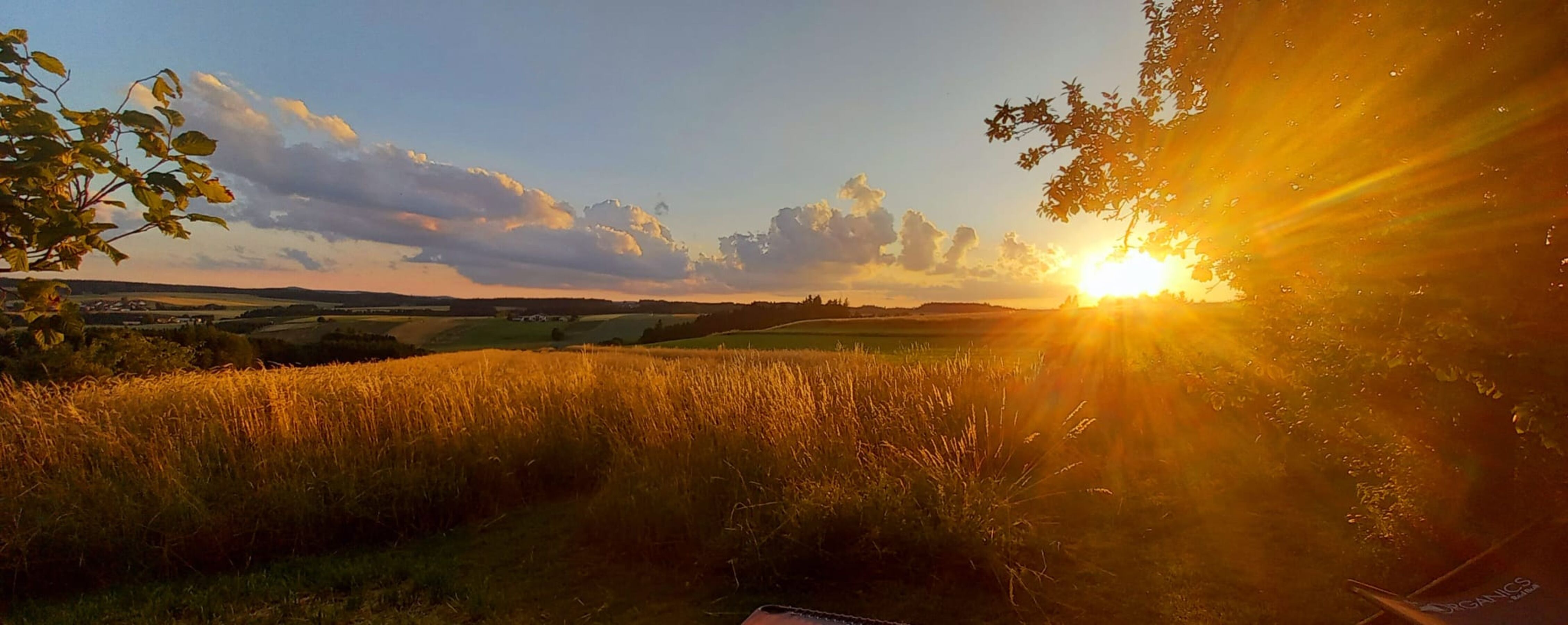 Vom Hausbankerl aus den Sonnenuntergang erleben