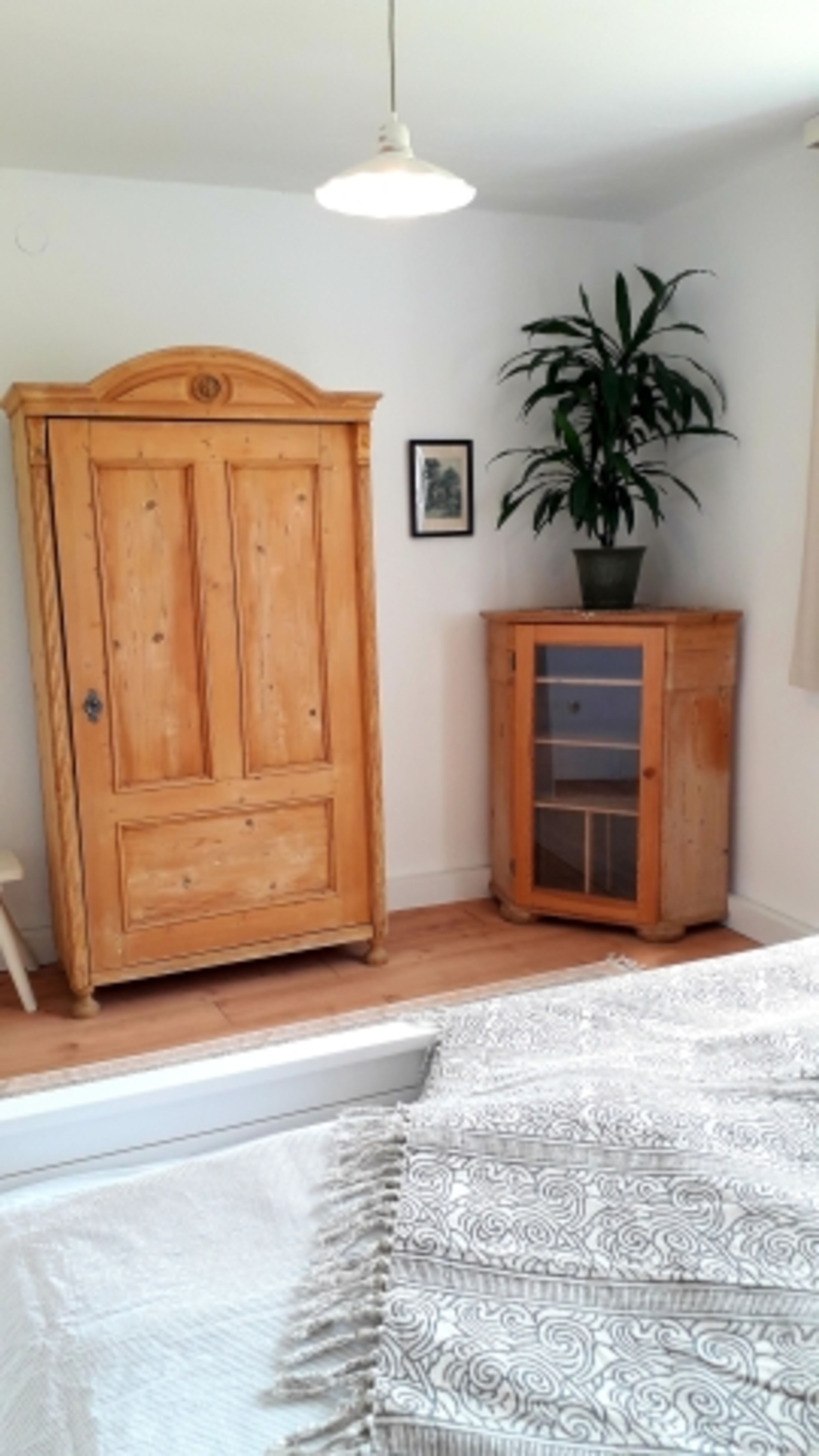 Das Schlafzimmer - mit Blick in den Garten