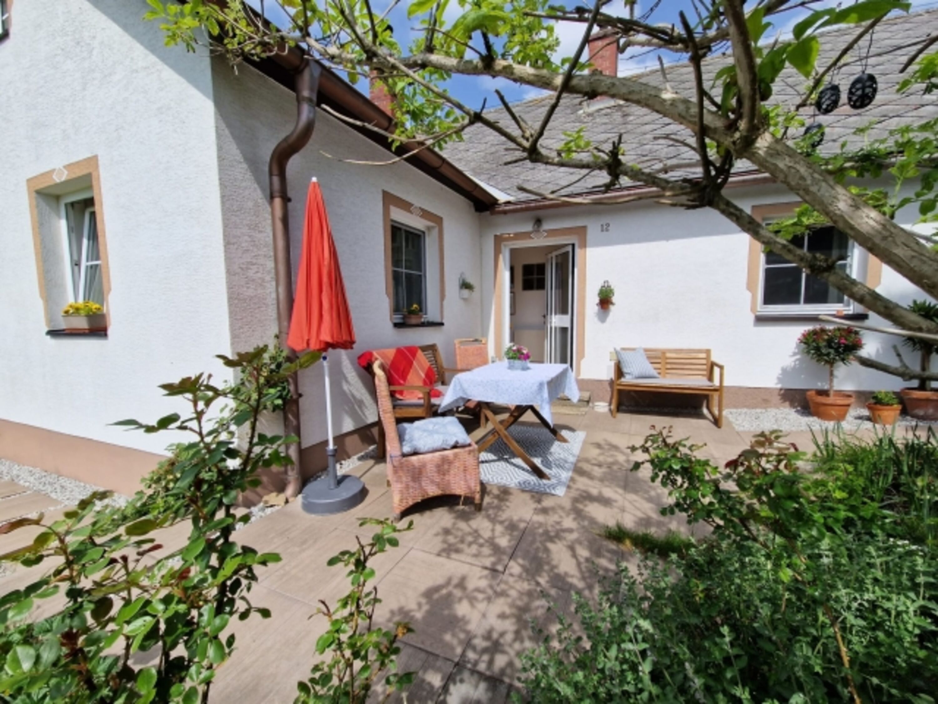 Die Terrasse mit der gemütlichen Hausbank