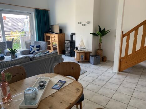 Blick aus der Küche in den Wohnbereich mit Kaminofen.