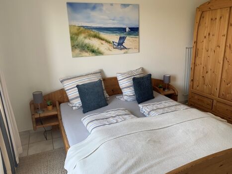 Schlafzimmer mit Doppelbett im 1. Stock mit Balkon ins Grüne.