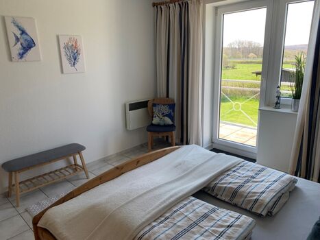 Schlafzimmer mit Balkon.