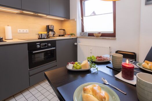 Kühlschrank mit Eisfach, Geschirrspüler, Mikrowellenofen und Induktionsherd