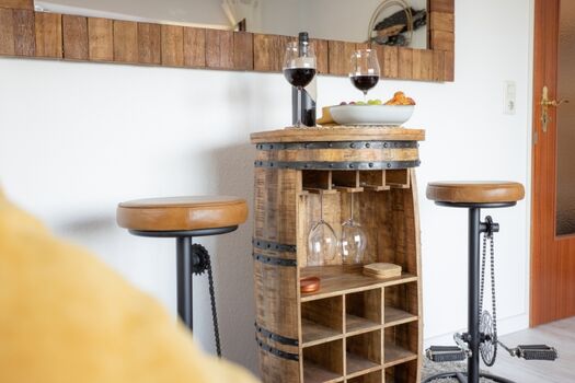 Genießen Sie  zu zweit am Weinfass Ihre Zwischenmahlzeit