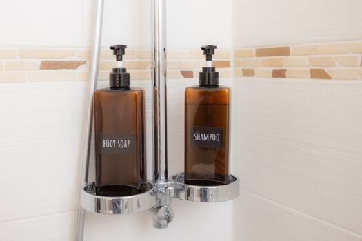 Ebenso das Duschgel und Shampoo