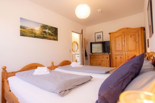 Das Schlafzimmer mit Smart TV und 2x2m großem Bett, beidseitig begehbar