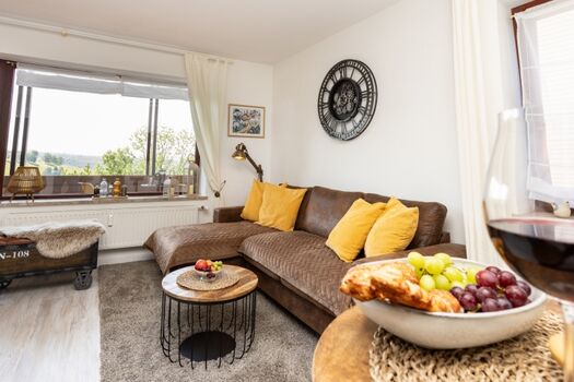 Panoramablick auf Berge und Wiesen