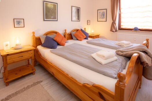 Die gesamte Wohnung ist mit W-Lan ausgeleuchtet, Steckdosen auf jeder Bettseite vorhanden