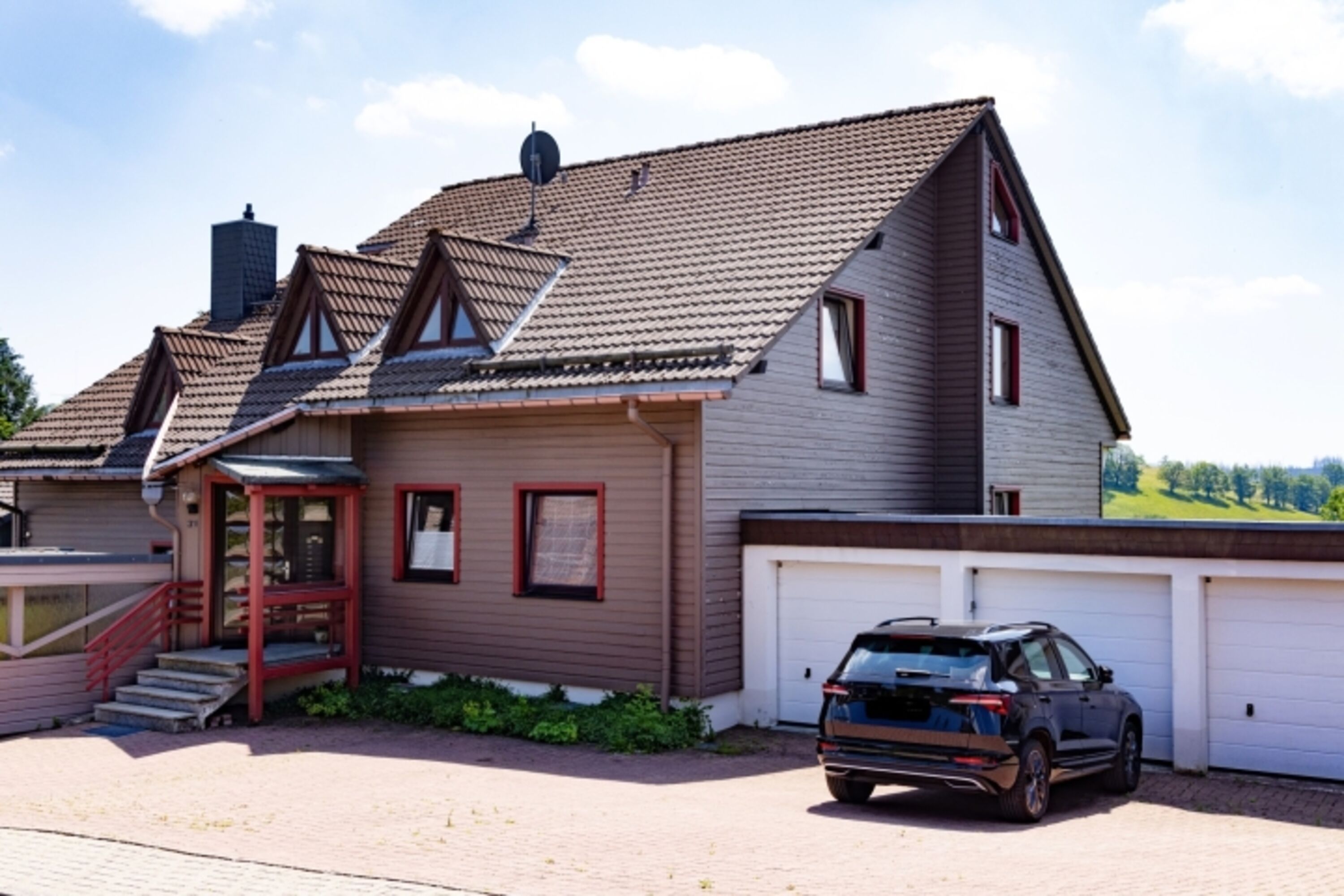 Der Eingangsbereich mit eigenem Parkplatz
