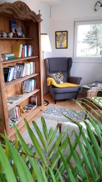 Bibliothek und gemütliche Lseecke im Wintergarten