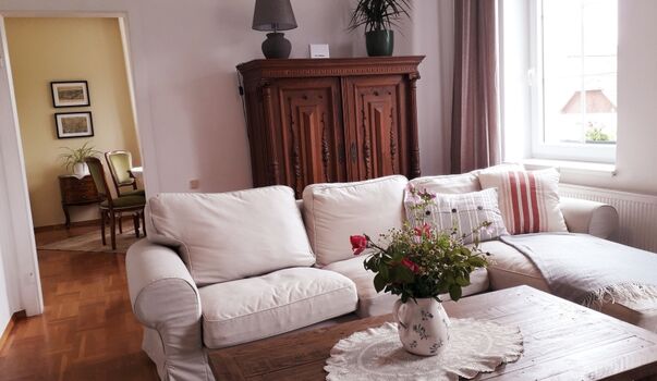 Das gemütliche Wohnzimmer mit Blick ins Speisezimmer