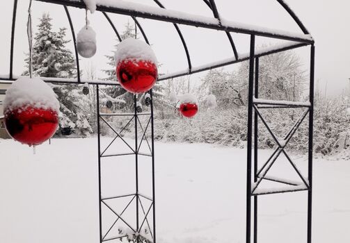 Der große Garten mit Pavillon im Winter