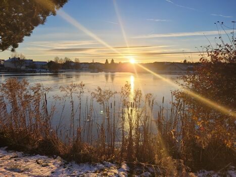 Der Badesee gleich gegenüber der Ferienvilla im Winter