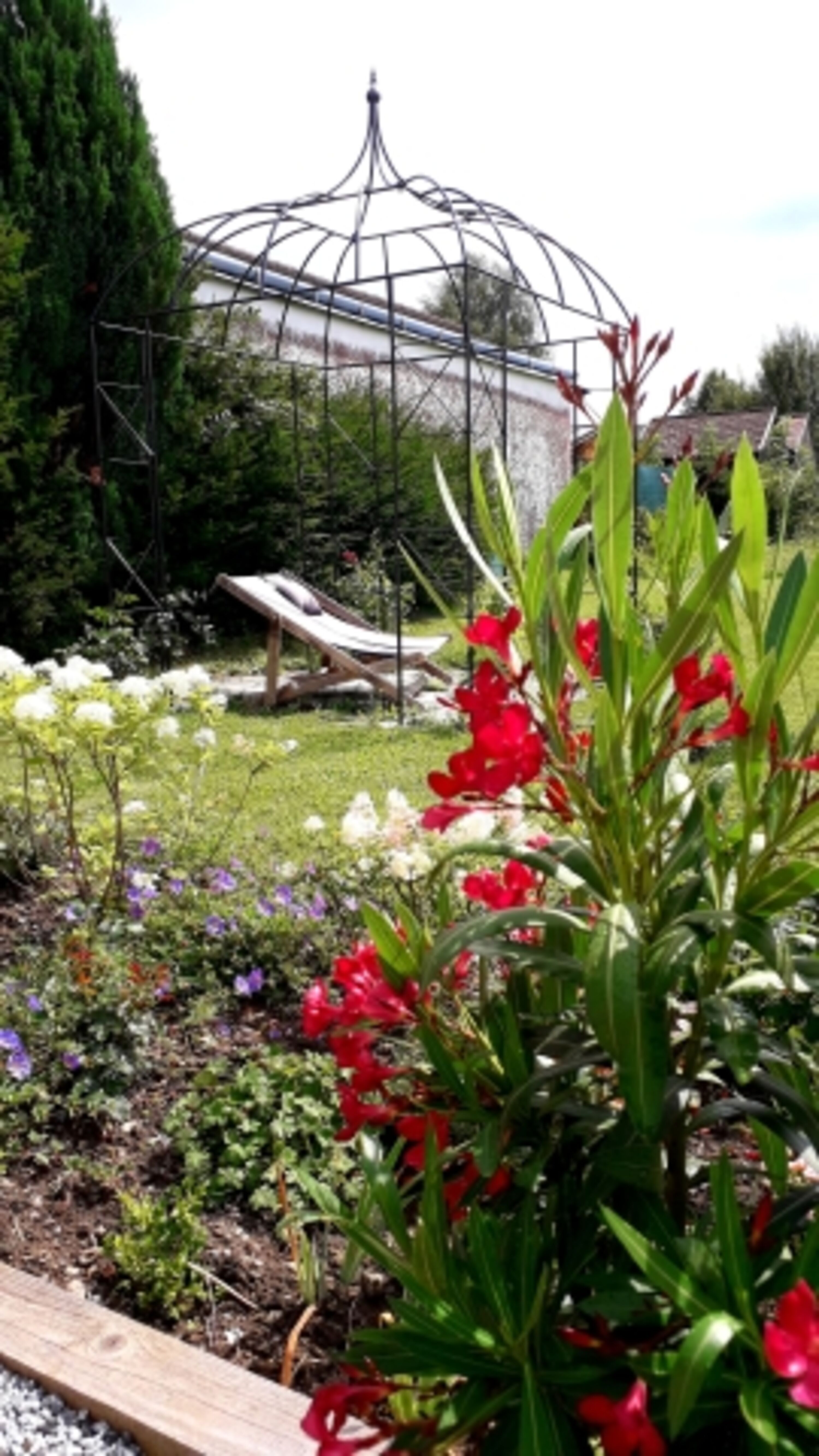 Unser 1000m2 große, komplett eingezäunte Garten mit Pavillon