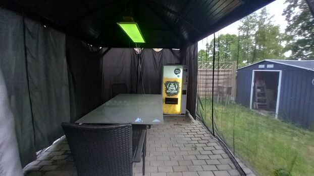 Pavillon mit Getränkeautomat