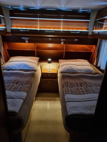 Einzelbetten auch als Liegefläche umbaubar