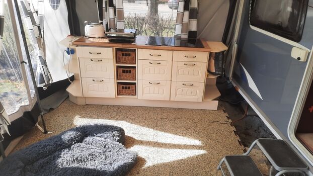 Vorzelt mit Kinder und Hundegerchten Boden