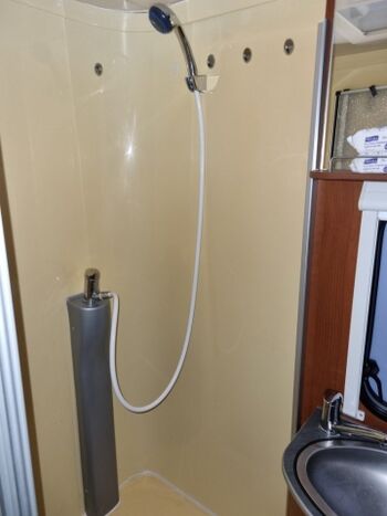 Dusche im Caravan. grosses Sanitärhaus mit Waschmaschinen, Duschen und WC kostenlos nutzbar
