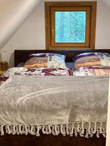 Schlafzimmer mit Doppelbett 