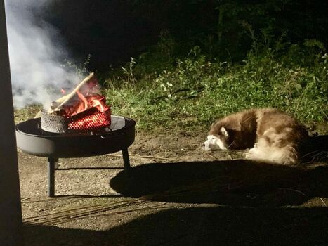 Terasse mit Feuerschale und Grill