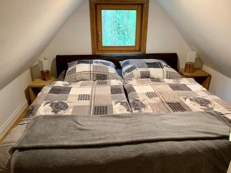 Schlafzimmer mit Doppelbett 