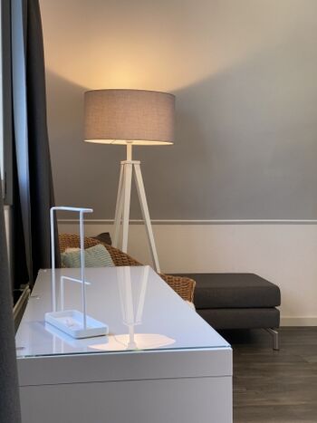 Schreibtisch und Stehlampe im Schlfzimmer