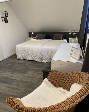 geräumiges Schlafzimmer