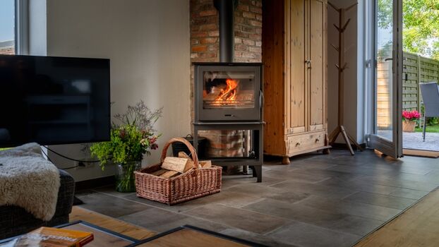 Kamin im Wohnbereich - Holz steht auf dem Hof ausreichend zur Verfügung 