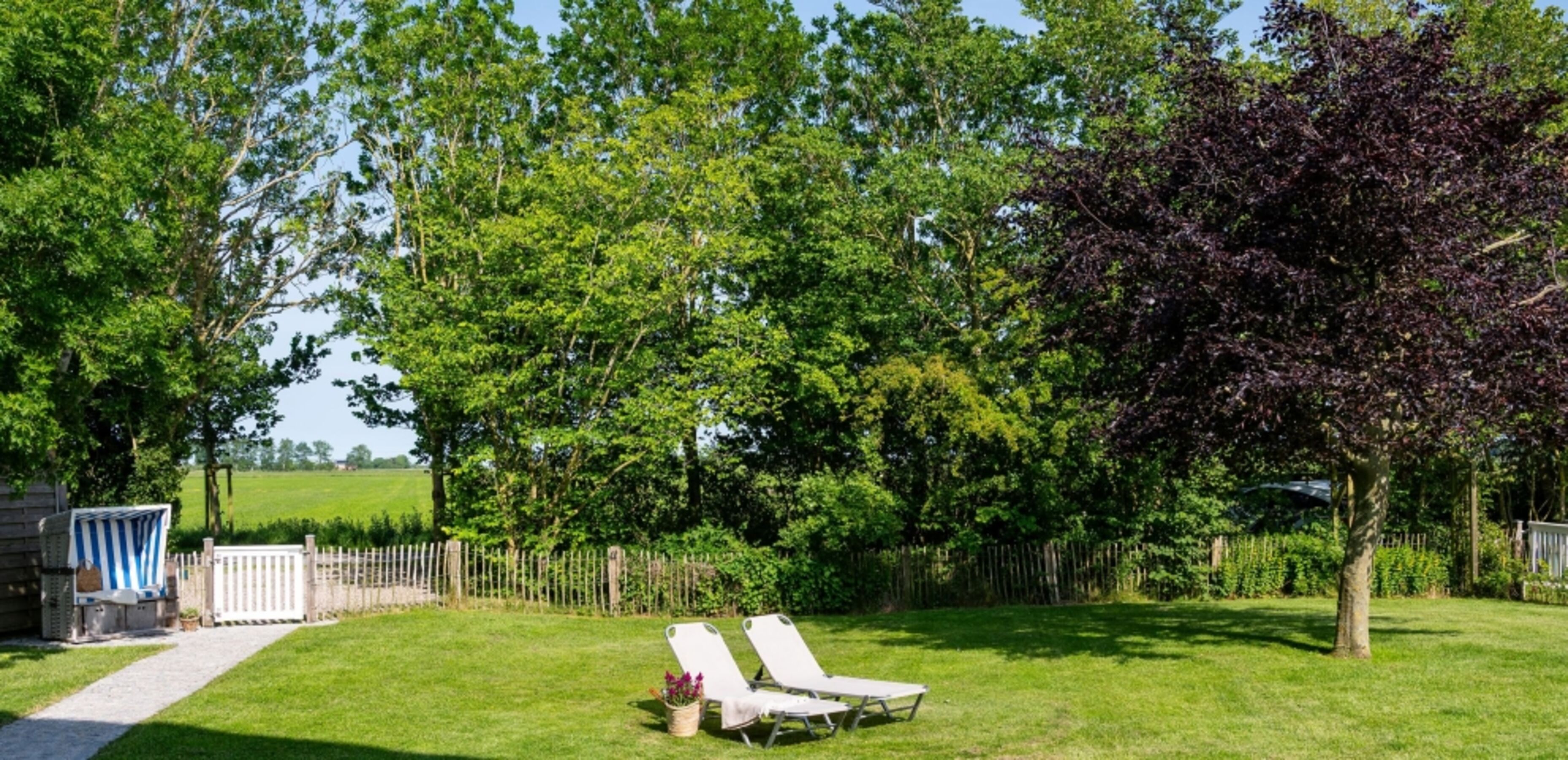 Großer eingezäunter Garten - ideal auch mit Hunden
