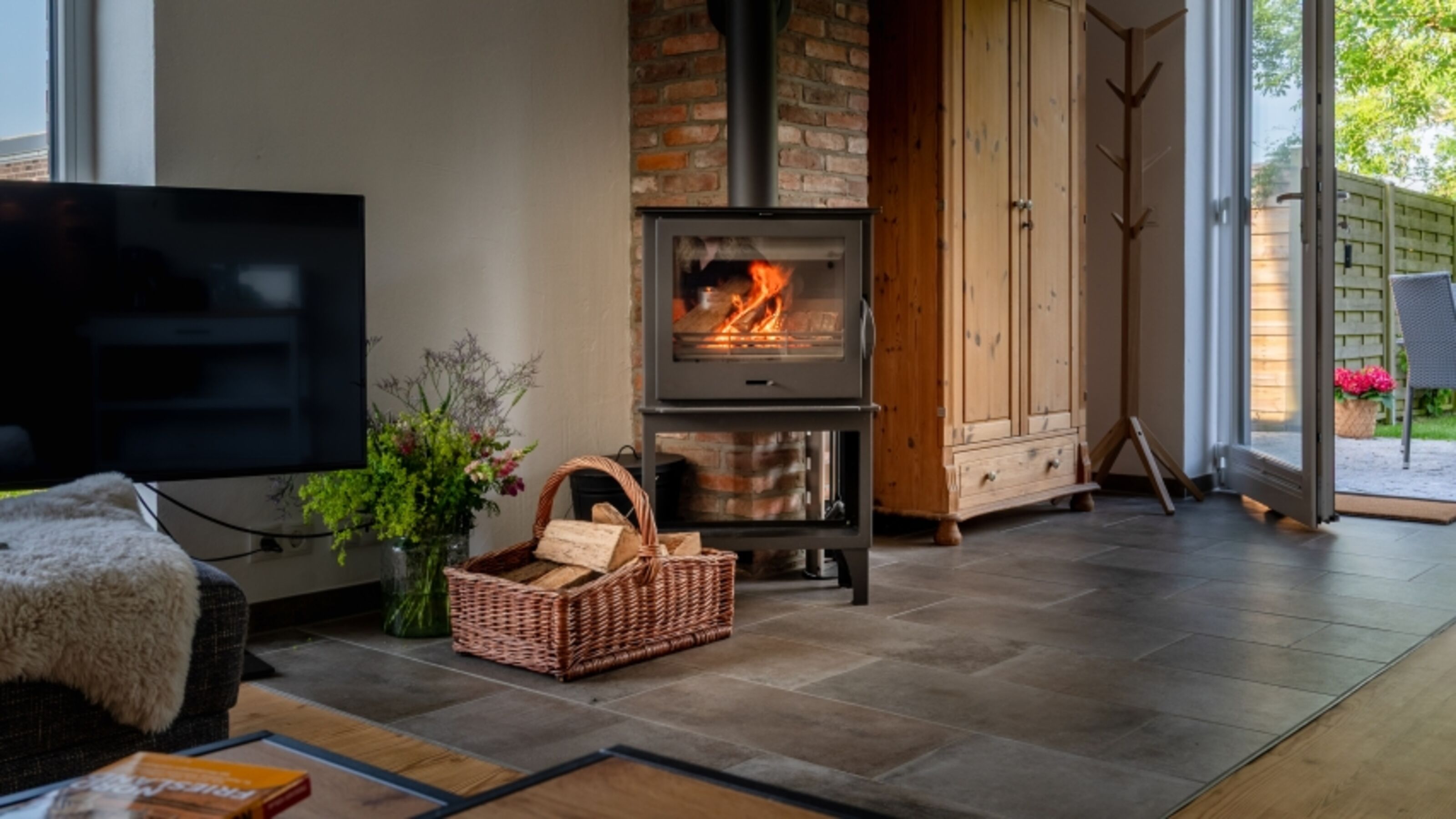 Kamin im Wohnbereich - Holz steht auf dem Hof ausreichend zur Verfügung