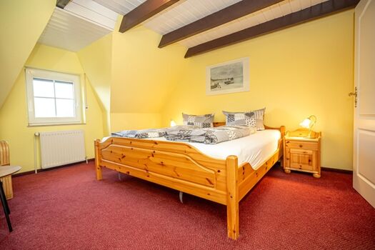 Schlafzimmer 1 mit Doppelbett