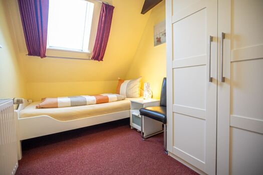 Schlafzimmer 2 mit Bett links