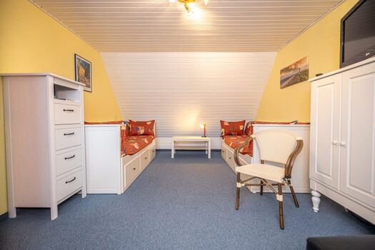 Im Dachgeschoß ein weiteres Schlafzimmer mit TV