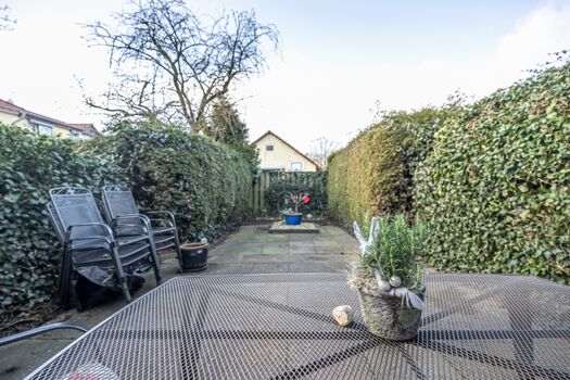 Gepflegte Terrassenanlage - noch im Winterschlaf