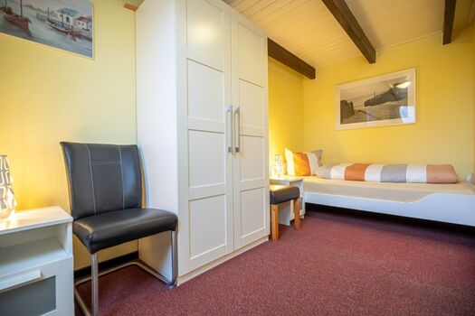 Schlafzimmer 2 mit Bett rechts