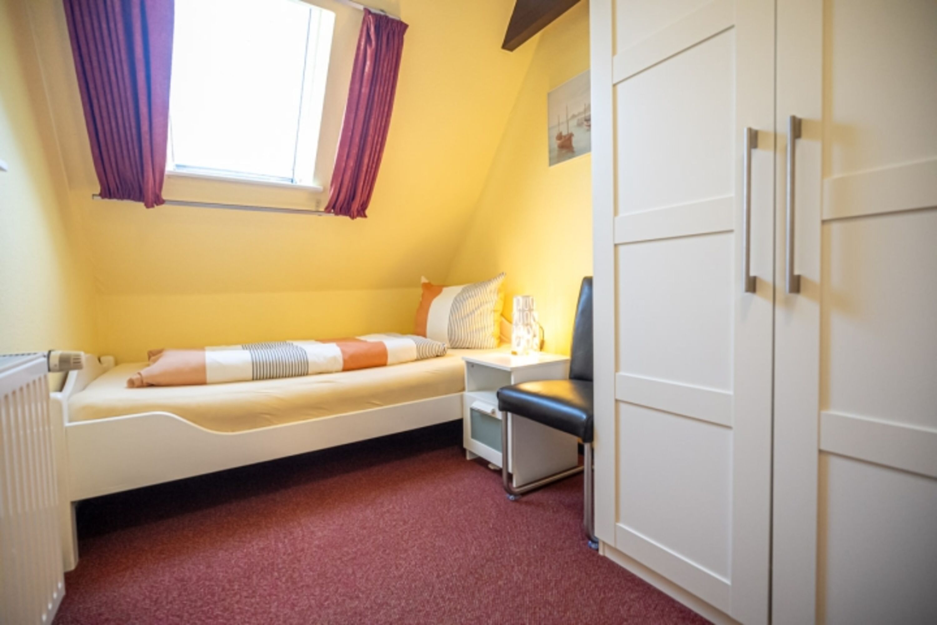 Schlafzimmer 2 mit Bett links