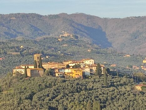 Das Ferienhaus La Panoramica liegt inmitten einer bezaubernden Hügellandschaft. Im Vordergrund Colle di Buggiano  mit 2 Restaurants.