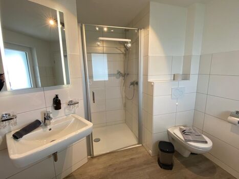 Schickes modernes Fenster-Duschbad