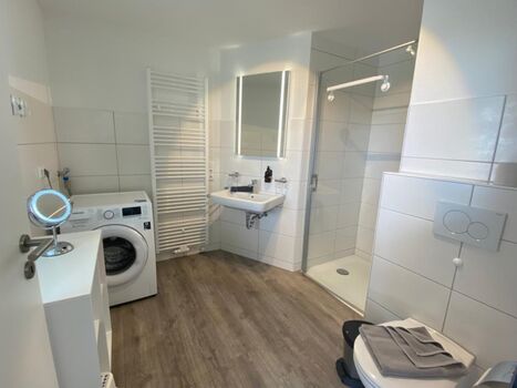 Geräumiger Waschplatz - mit Waschmaschine