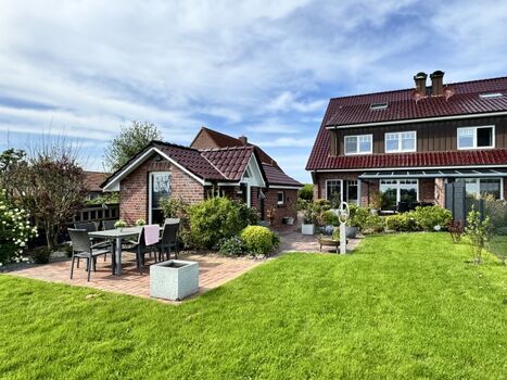 Blick aus dem Garten mit 2. Terrasse