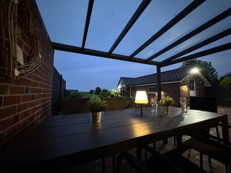 Abendstimmung auf der überdachten Terrasse 