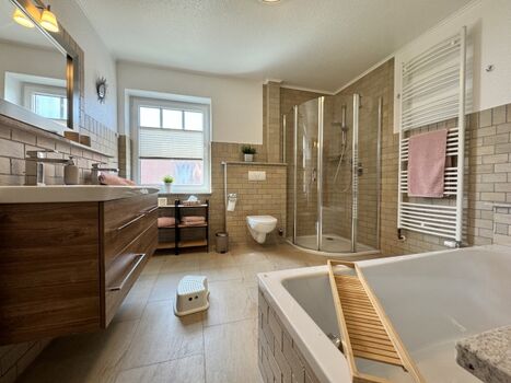 Badezimmer mit Dusche und Badewanne 