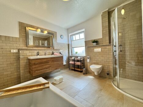 Badezimmer mit Dusche und Badewanne 1.OG