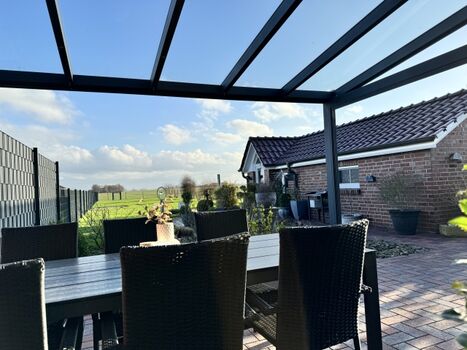 Überdachte Terrasse mit Tisch und 8 Stühlen