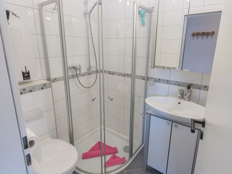 Komfortables helles Duschbad