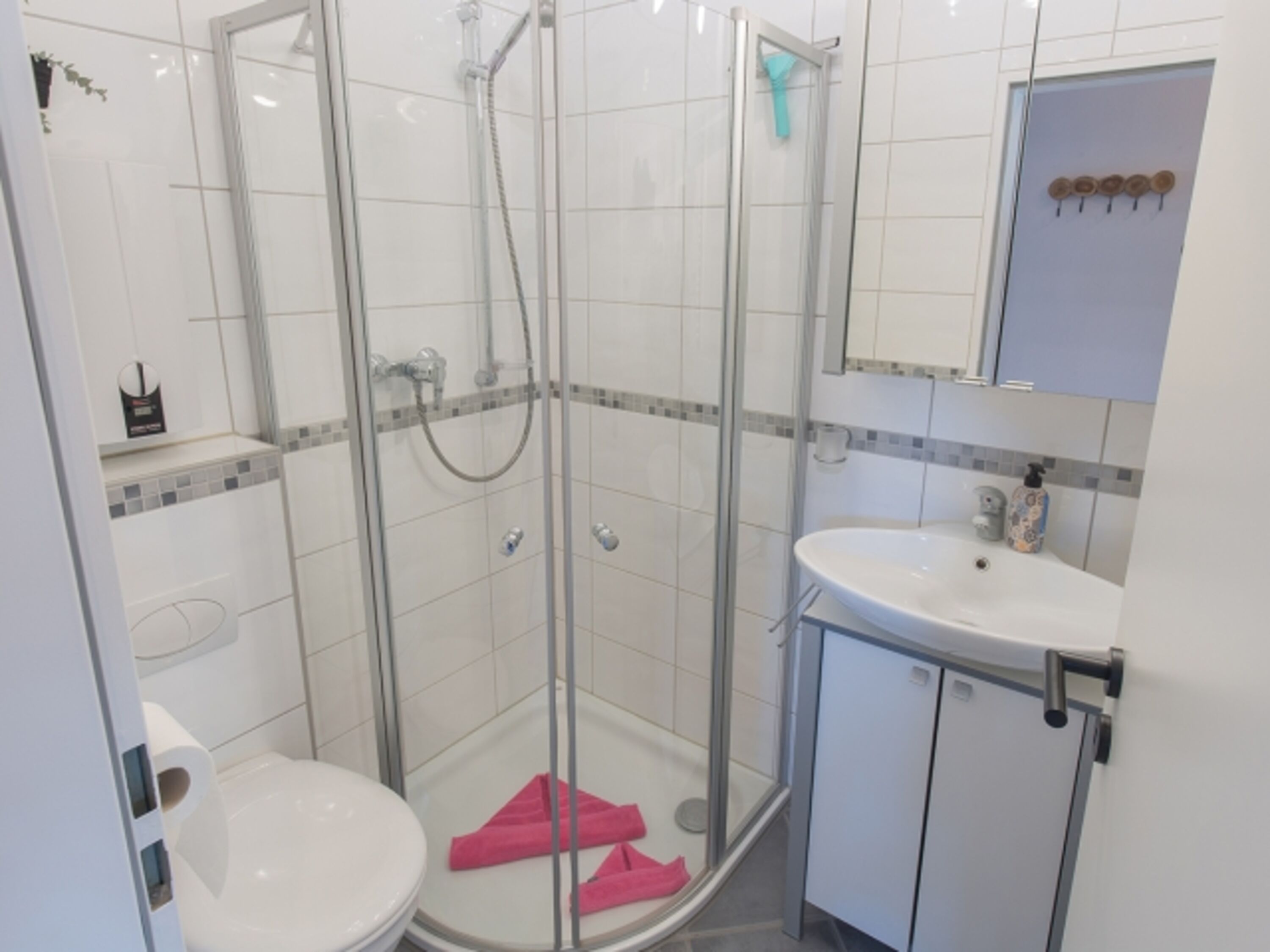 Komfortables helles Duschbad