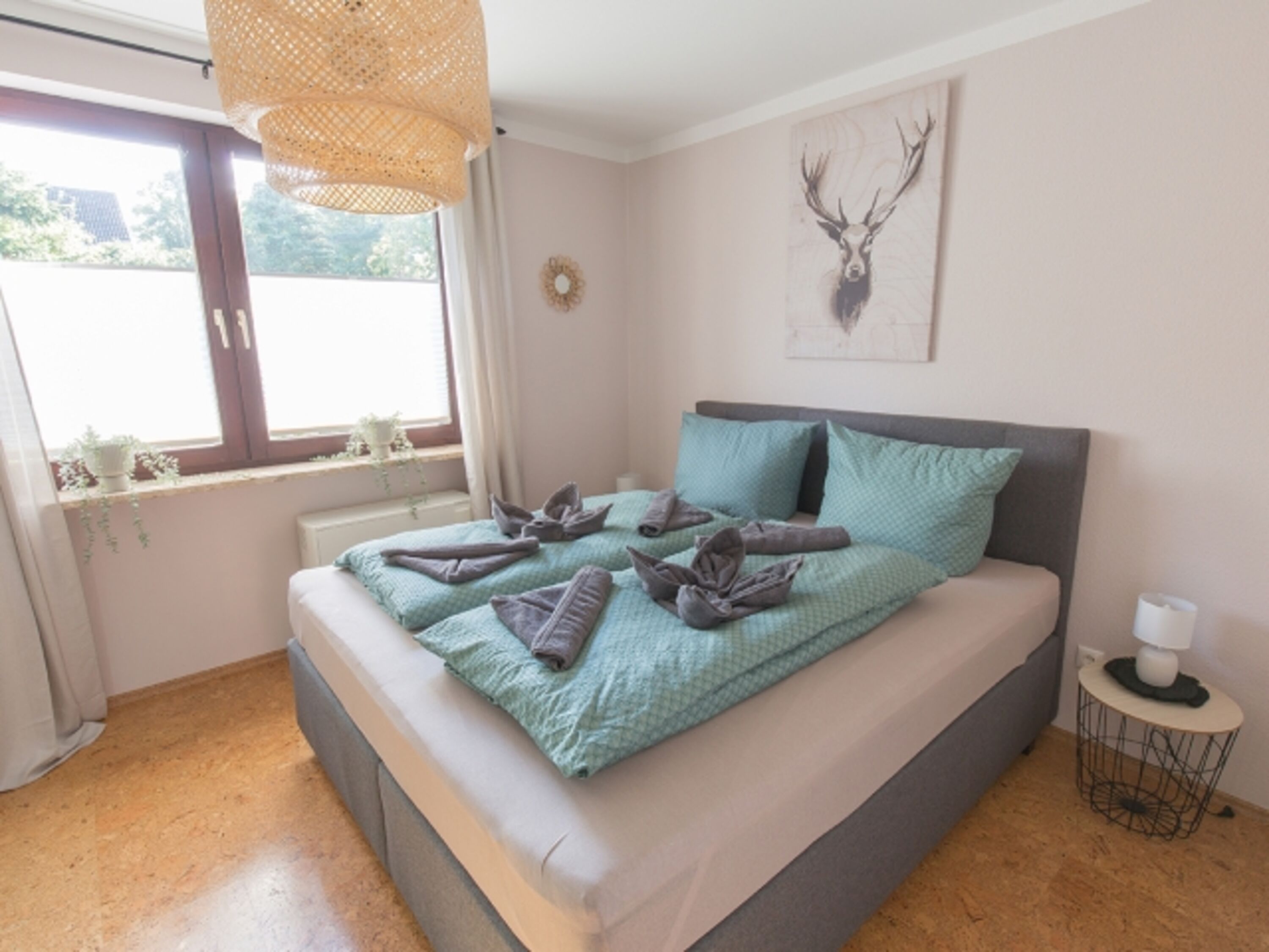 Schlafzimmer 1 mit Boxspring-Doppelbett