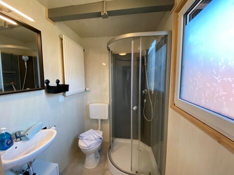 Geräumiges Fenster-Duschbad