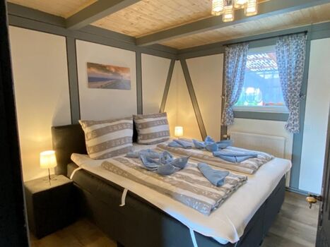 Das erste Schlafzimmer mit Doppel-Boxspringbett